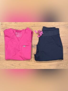 FIGS Scrub Charcoal & Pink XS Scrub Set | One Pocket Scrub Top | Zamora Pant